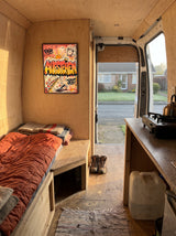 Aufstehen – Ambiente: Camper Van