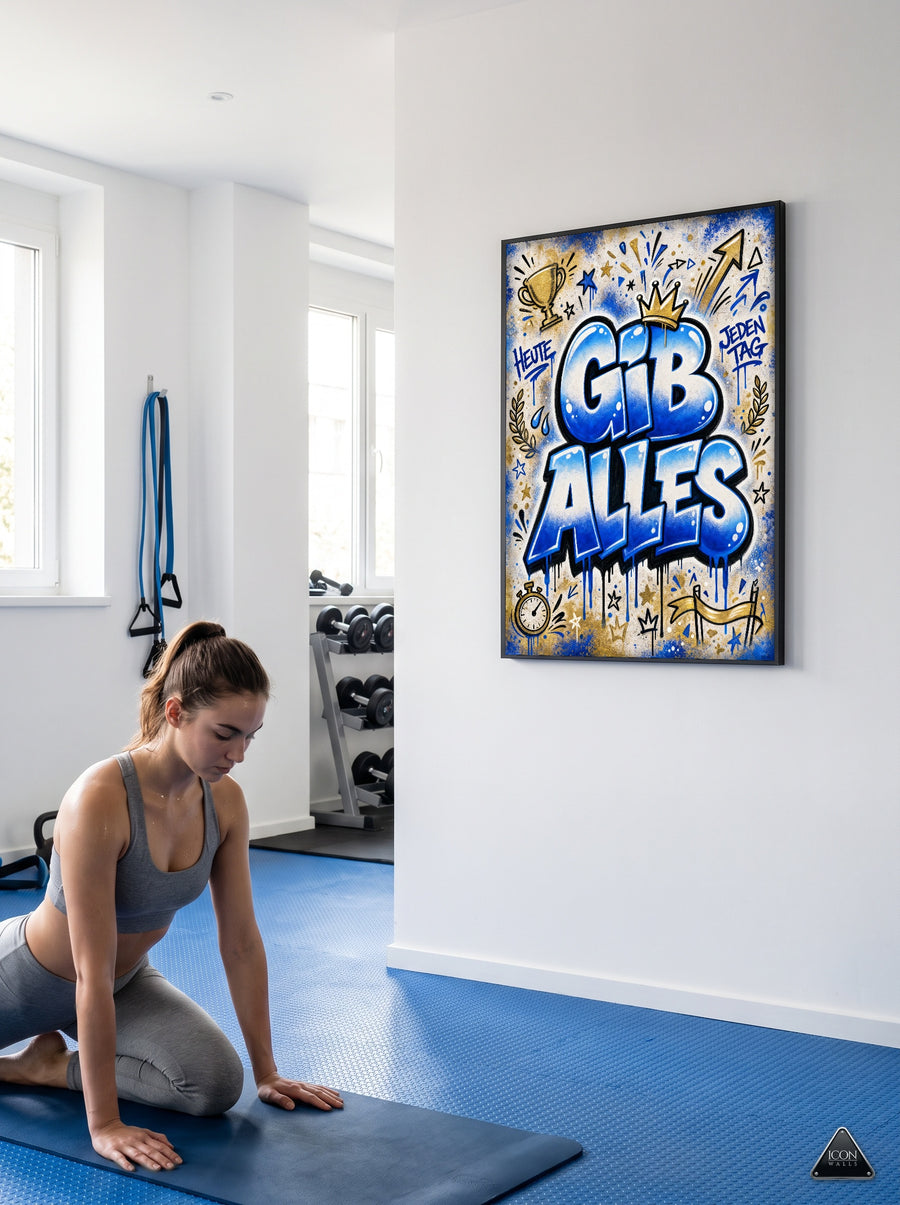 Frau auf der Yogamatte im Home-Gym, an der Wand der Print GIB ALLES