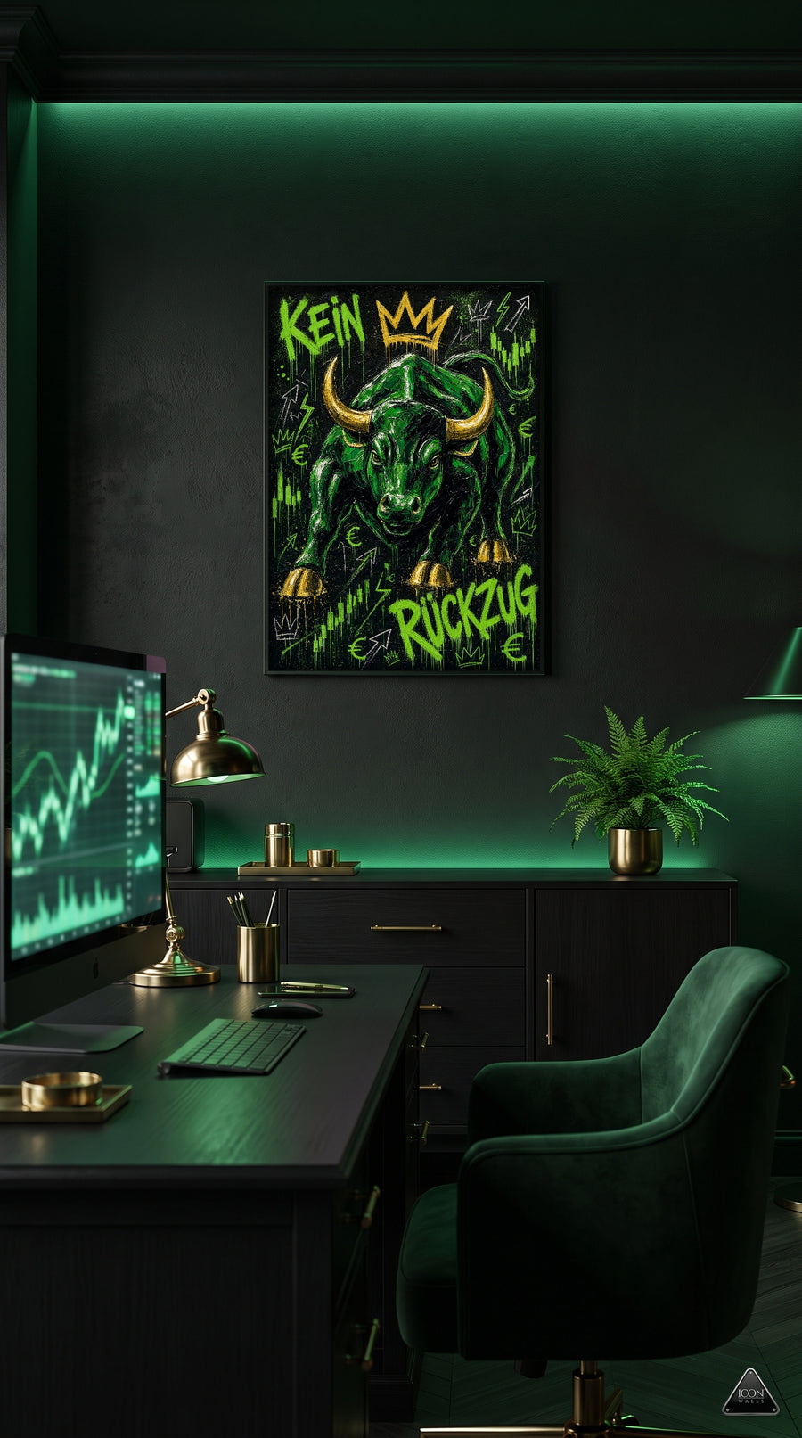 Dunkelgrünes Trading-Office mit dem gerahmten Bullen-Print KEIN RÜCKZUG
