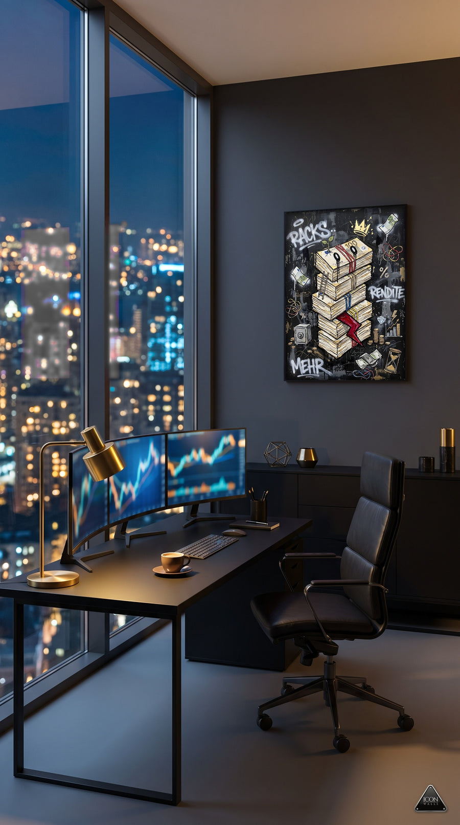 Trading-Buero bei Nacht mit Blick auf die Skyline, drei Monitoren und gerahmtem Icon-Walls-Geldstapel-Motiv an dunkler Wand