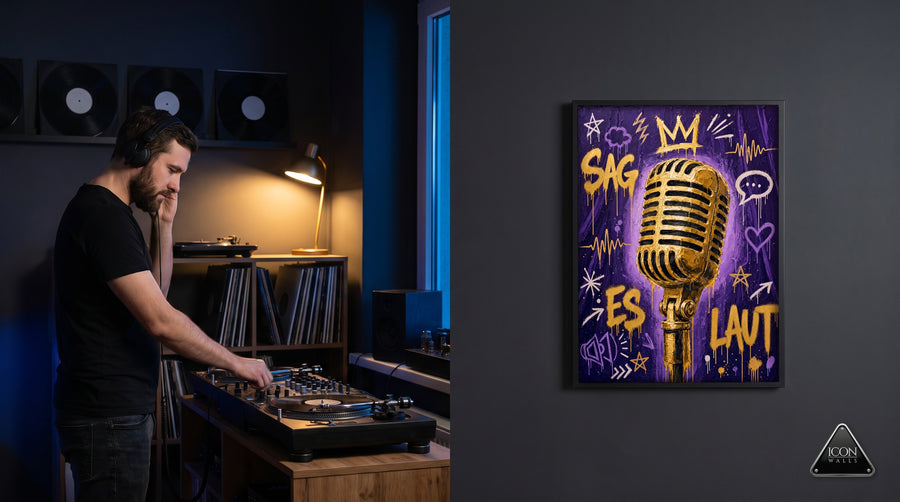 DJ am Plattenspieler neben gerahmtem Graffiti-Poster mit goldenem Mikrofon und Schriftzug Sag es laut