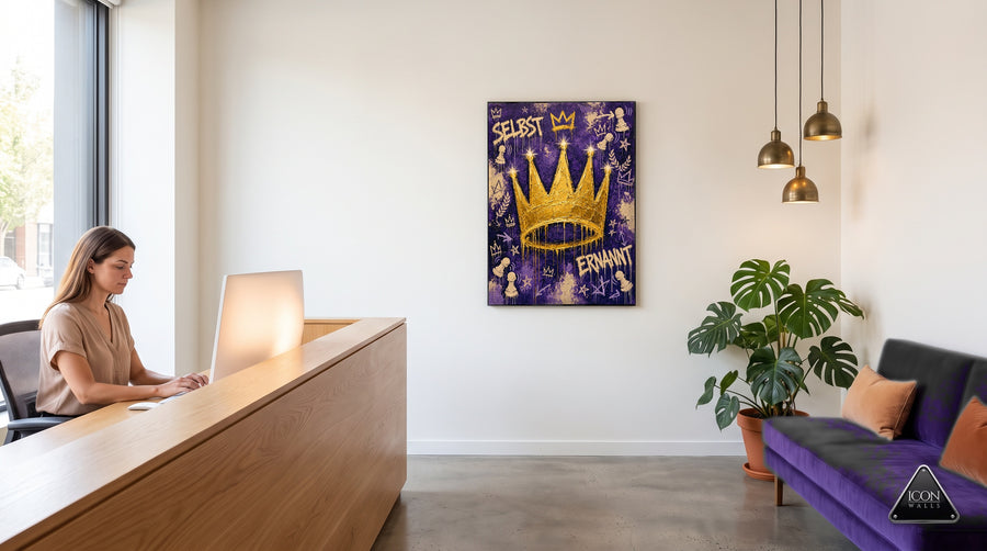 Studio-Empfang mit dem gerahmten Kronen-Print SELBST ERNANNT