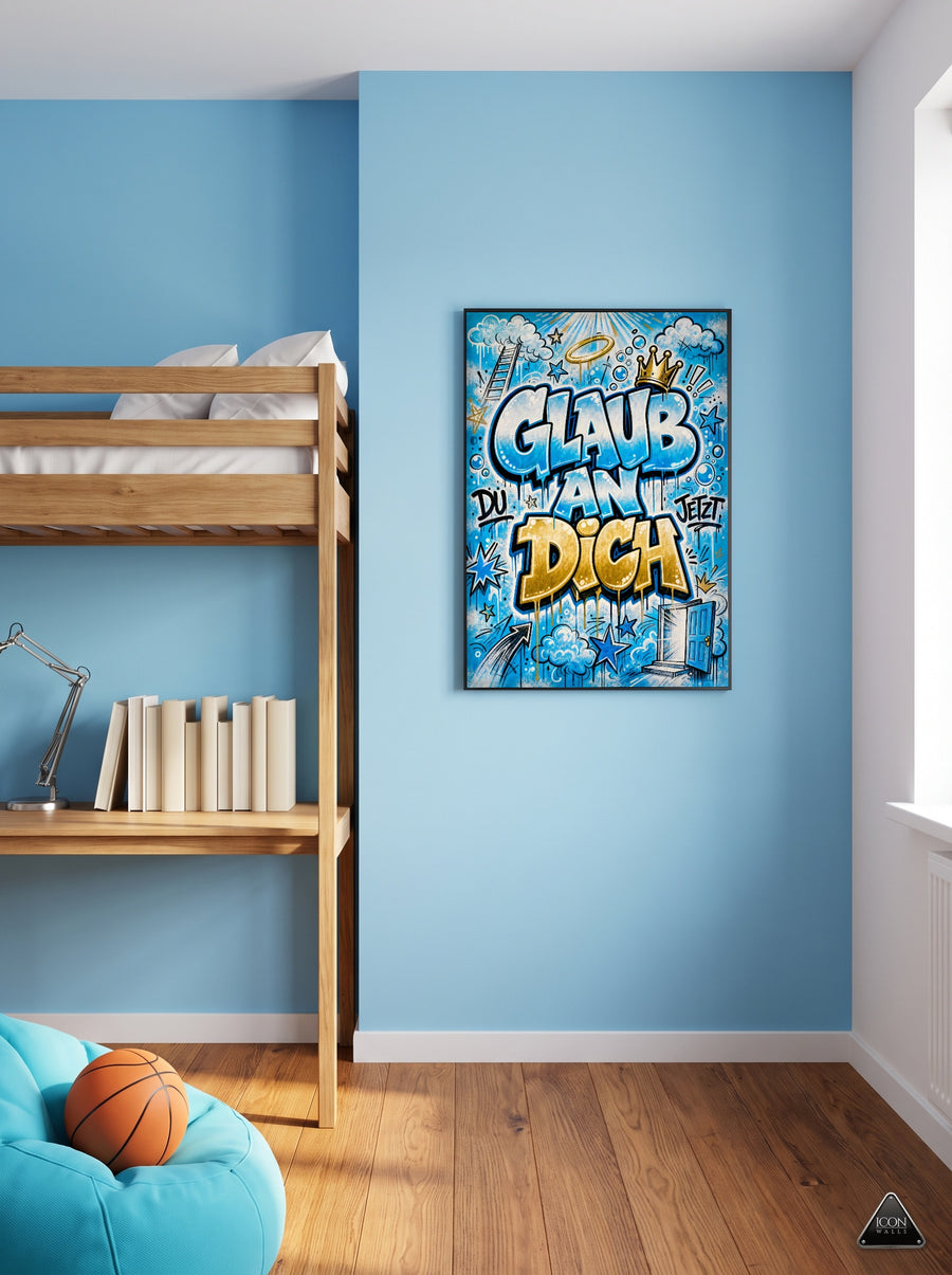 Graffiti-Poster GLAUB AN DICH in Blau und Gold an hellblauer Wand eines Jugendzimmers mit Hochbett und Schreibtisch
