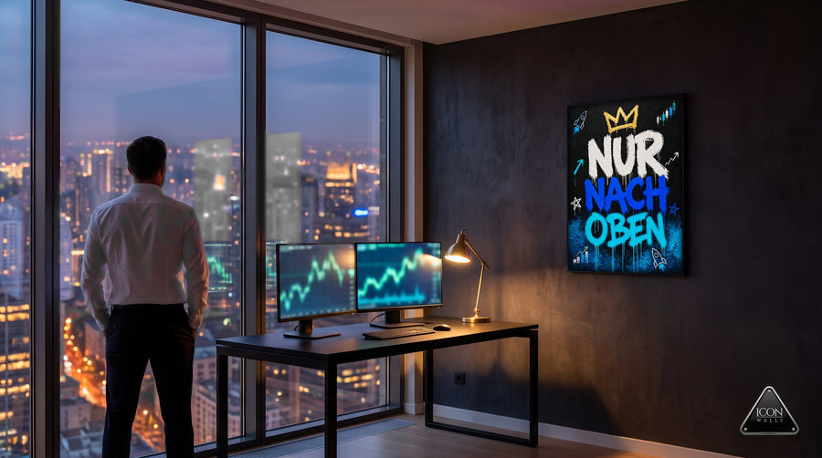 Trader am Fenster über der abendlichen Skyline, an der Wand der gerahmte Print NUR NACH OBEN