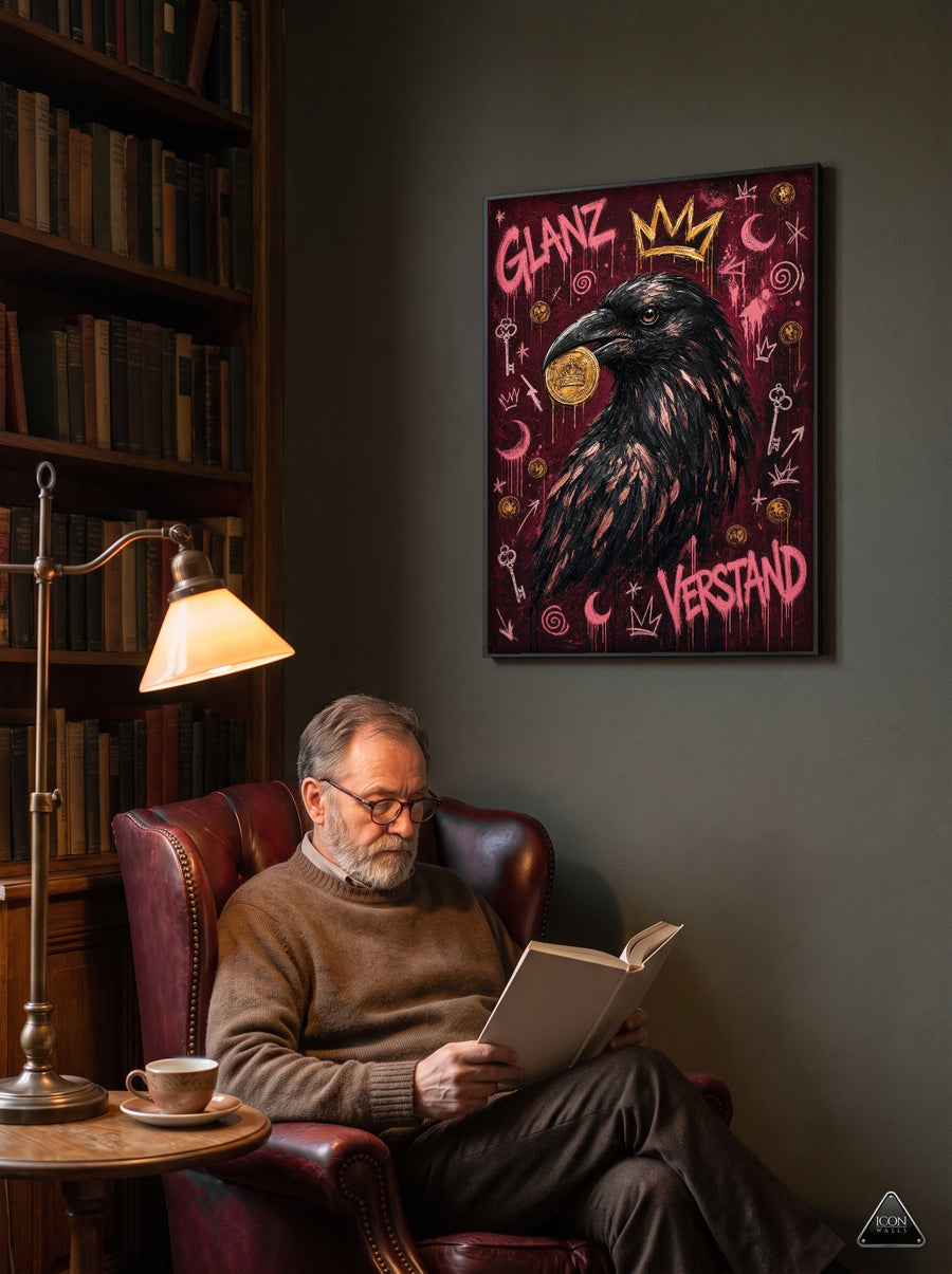 Gerahmtes Raben-Kunstwerk mit Schriftzug Glanz und Verstand über einer Leseecke mit Ledersessel und Bücherregal