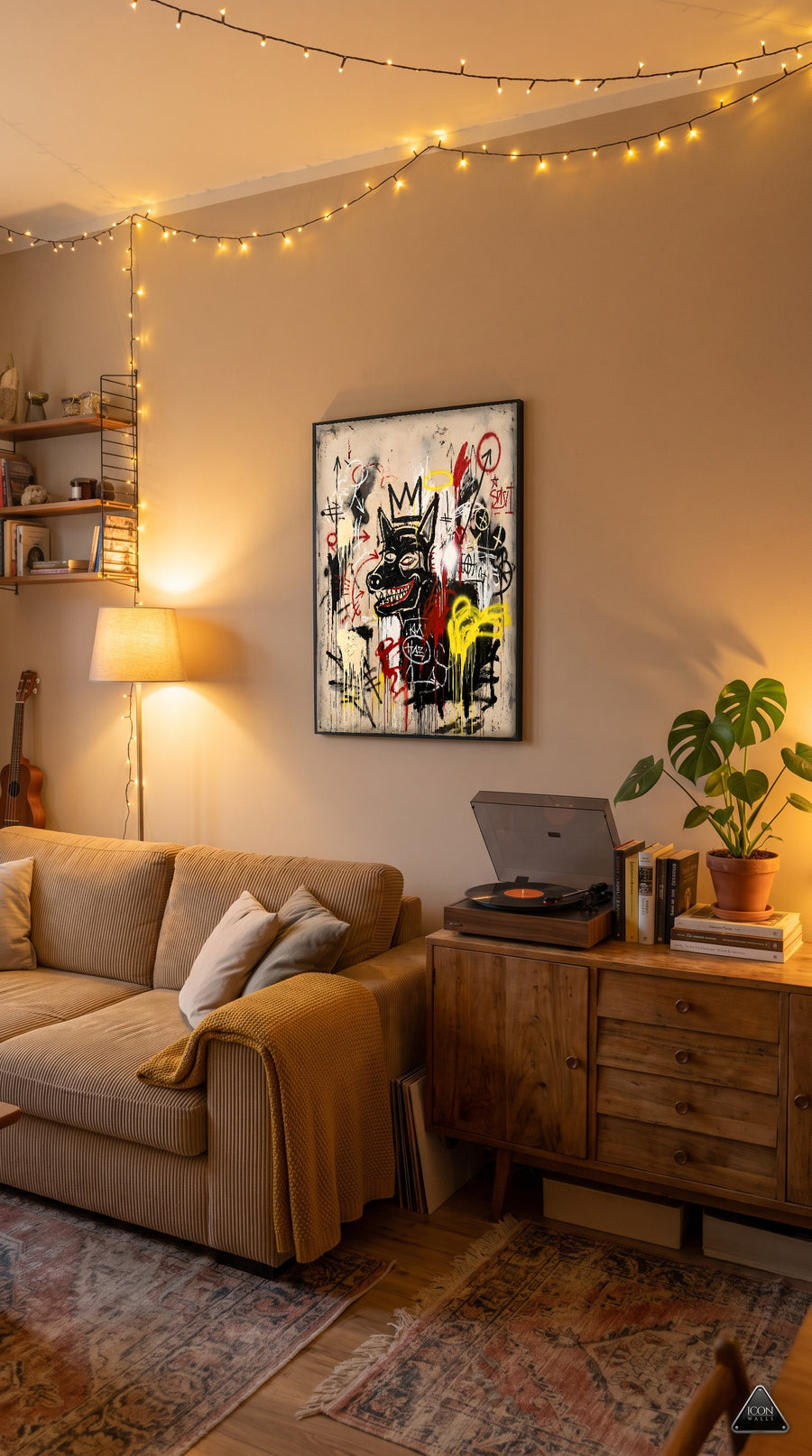 Graffiti-Kunstdruck im schwarzen Rahmen über Sofa und Vintage-Sideboard mit Plattenspieler in gemütlichem Wohnzimmer mit Lichterketten