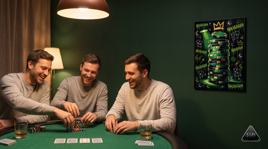 Pokerabend mit Freunden, an der grünen Wand der Chips-Print NACHLEGEN