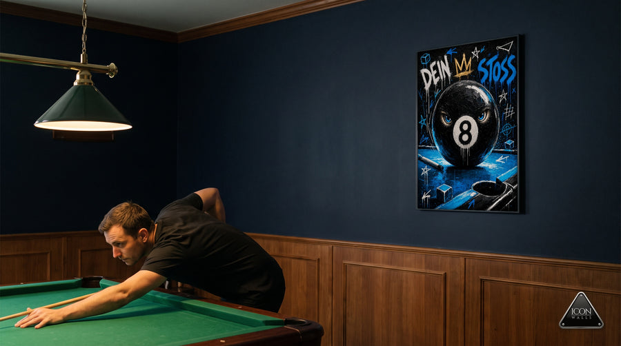 Billardspieler beugt sich über den Tisch, an der dunkelblauen Wand hängt das Poster DEIN STOSS mit schwarzer Acht