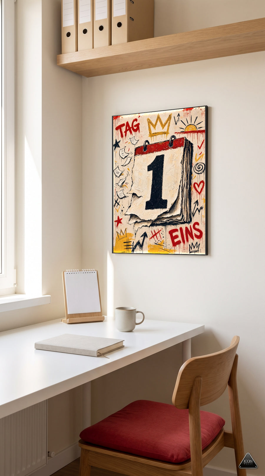 Minimalistischer Schreibtischplatz am Fenster mit gerahmtem Tag-Eins-Poster im Graffiti-Stil an der Wand
