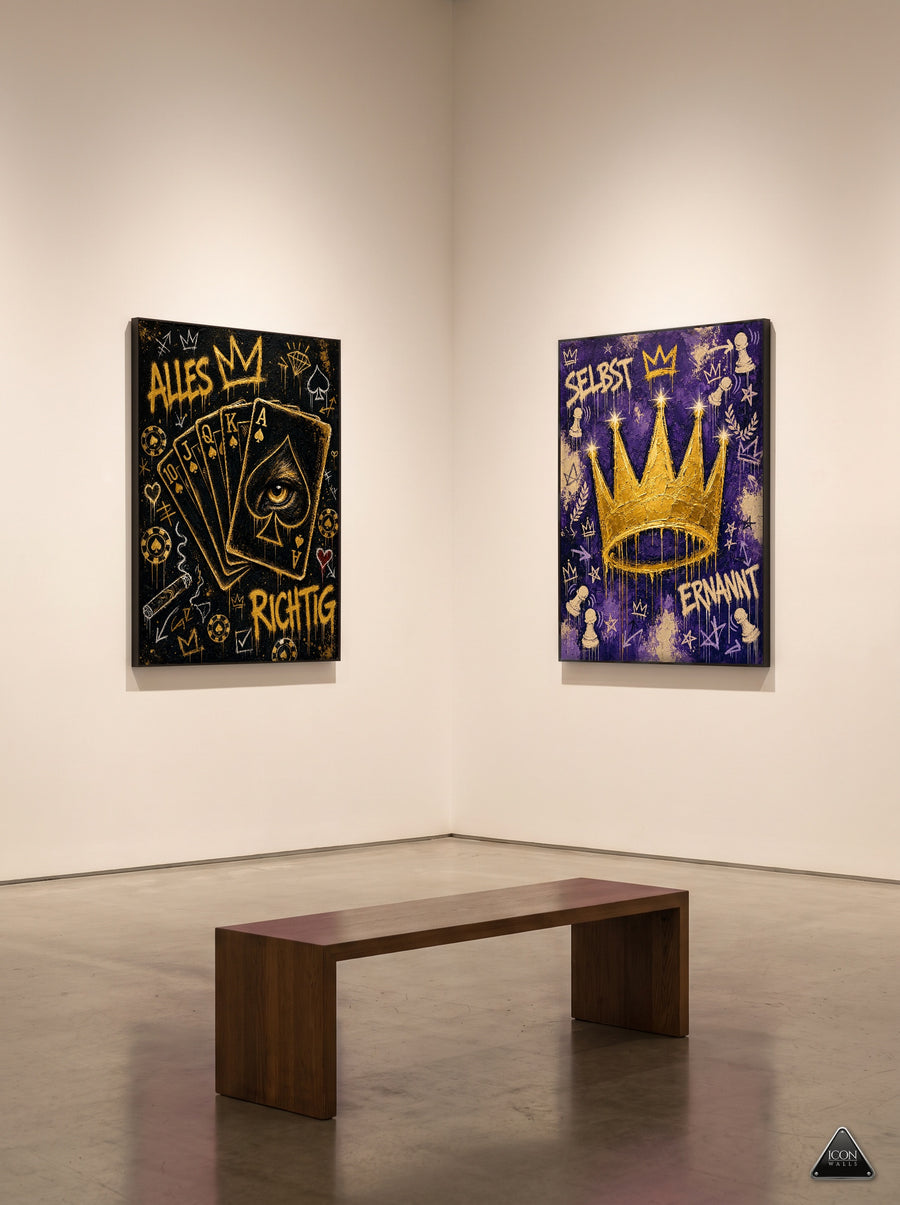 Galerie-Ecke mit Holzbank und zwei gerahmten Icon-Walls-Motiven: goldene Spielkarten und goldene Krone auf lila Grund