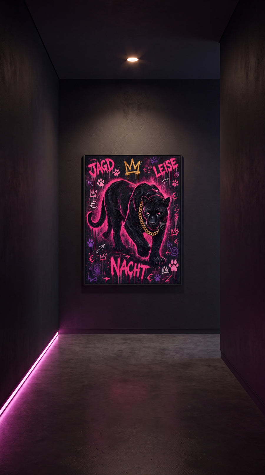 Dunkler Galerieflur mit pinker Bodenleuchte und dem Kunstwerk Jagd bei Nacht