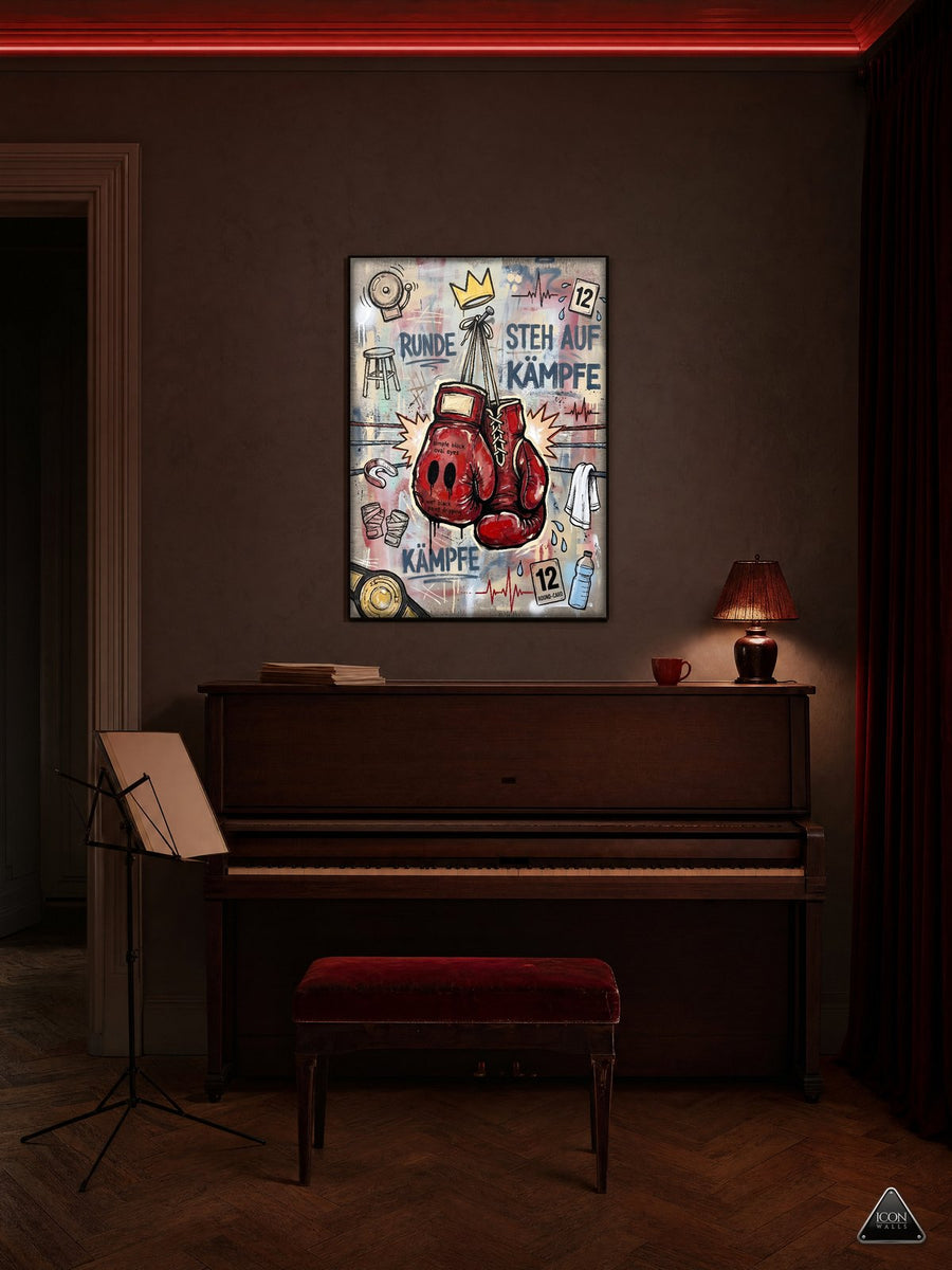 Musikzimmer mit Klavier bei Nacht, Lichtfarbe Tiefes Blutrot – an der Wand das Kunstwerk Runde Zwölf