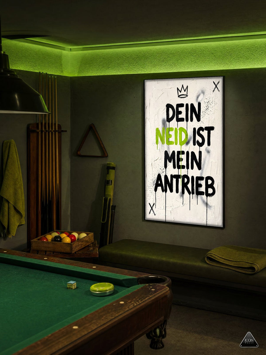 Billardecke im Keller bei Nacht, Lichtfarbe Giftiges Limegrün – an der Wand das Kunstwerk DEIN NEID IST MEIN ANTRIEB