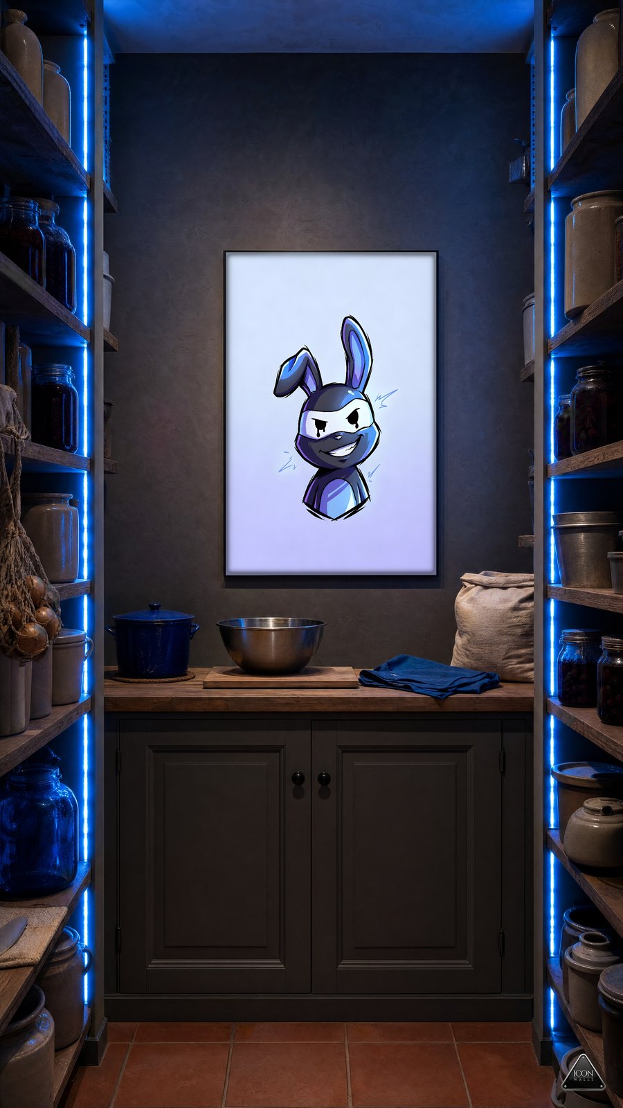 Schmale Vorratskammer bei Nacht, Lichtfarbe Elektrisches Blau – an der Wand das Kunstwerk ICON BUNNY – Ninja Blue