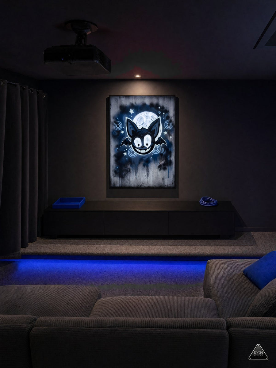Kellerkino mit Sitzpodest bei Nacht, Lichtfarbe Royalblau – an der Wand das Kunstwerk ICON BAT – Moonlight Blue