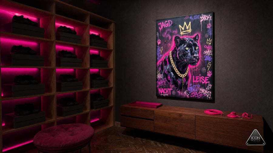 Sneaker-Regalzimmer im Altbau bei Nacht, Lichtfarbe Magenta-Pink – an der Wand das Kunstwerk Leise Jagd