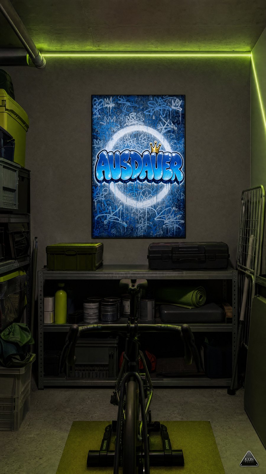 Abstellraum mit Rennrad bei Nacht, Lichtfarbe Limegrün – an der Wand das Kunstwerk Ausdauer