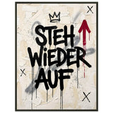 STEH WIEDER AUF – Museumsposter (gerahmt)